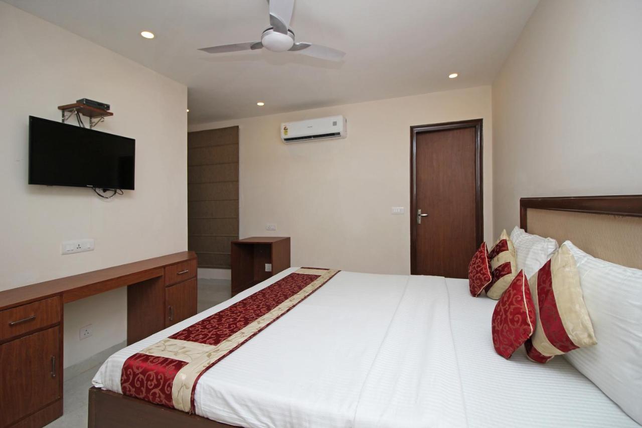 Oyo Hotel Blu Pebbles Near Delhi Airport Nova Deli Exterior foto